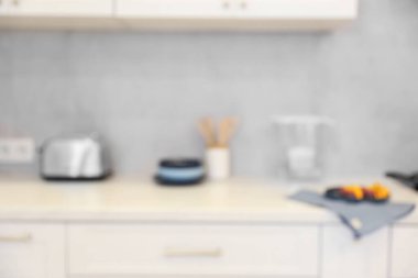 Modern mutfağın bulanık görüntüsü. İç tasarım