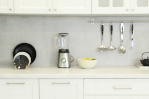 Размытый вид на современную кухню. Дизайн интерьера