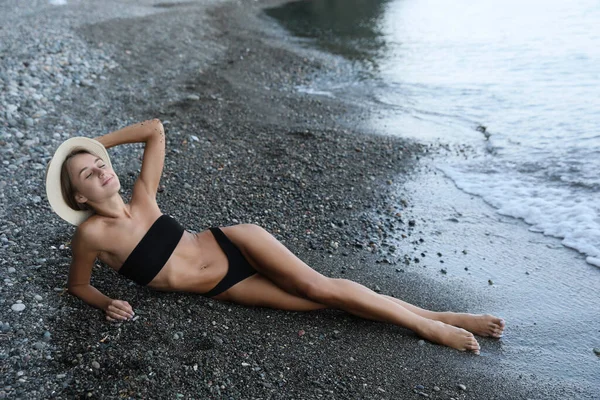 Beautiful Young Woman Stylish Bikini Straw Hat Lying Pebble Seashore — Stock Photo, Image