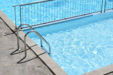 Güneşli bir günde güzel bir yüzme havuzu manzarası