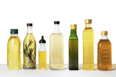 Beyaz arka planda farklı yemek yağları şişeleri