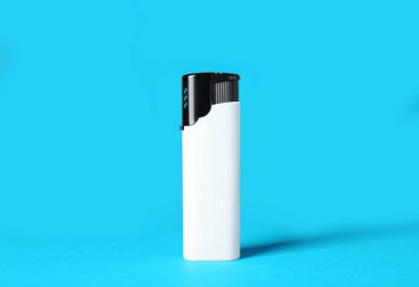 Açık mavi arkaplanda beyaz plastik sigara çakmağı