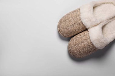 Beyaz arka planda bir çift güzel yumuşak terlik, üst manzara. Metin için boşluk