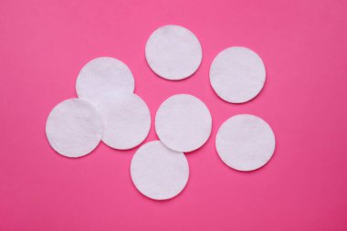 Pembe arka planda bir sürü temiz pamuk pedi var.