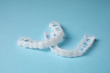 Açık mavi arka planda diş koruyucuları. Isırık düzeltmesi