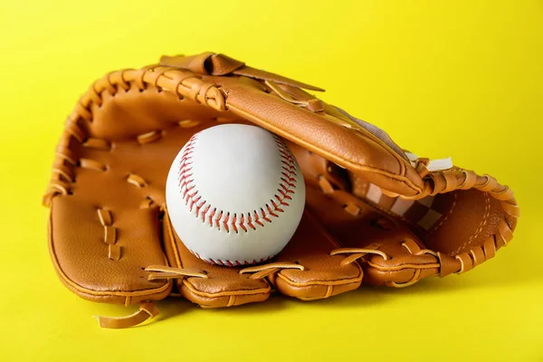 Catcher Handschoen Honkbal Gele Achtergrond Sportspel — Stockfoto