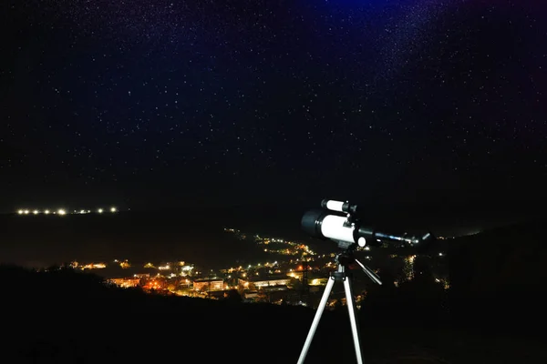 城市的风景画和室外现代望远镜的夜景 学习天文学 — 图库照片
