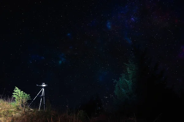 现代望远镜和美丽的夜空在室外 低角度的视野 学习天文学 — 图库照片
