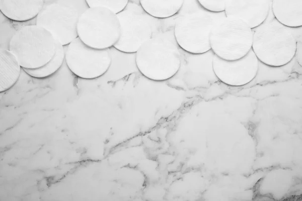 白い大理石のテーブルの上に多くのきれいな綿のパッド フラットレイアウト テキストのスペース — ストック写真