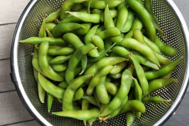 Yeşil edamame fasulyeli elek. Masada, üst tarafta.