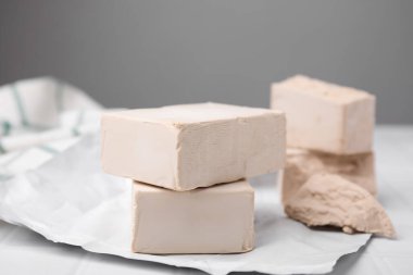 Beyaz masada sıkıştırılmış maya blokları, yakın plan