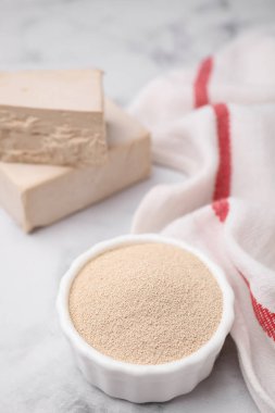 Granulasyon ve sıkıştırılmış maya beyaz mermer masa, yakın çekim