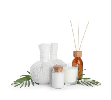 Beyaz arkaplanda farklı spa ürünleri olan güzel bir kompozisyon