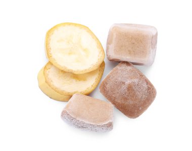 Donmuş muz püresi küpleri ve beyaz arka planda meyveler, üst manzara