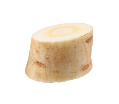 Bir parça taze yaban havucu beyaza izole edilmiş.