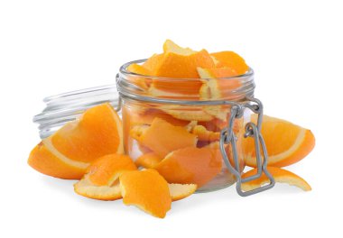 Kurutmaya hazırlanan portakal kabukları ve beyaz üzerine izole edilmiş taze meyve.