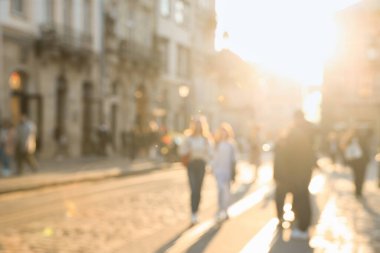 Şehir caddesinde yürüyen insanların bulanık görüntüsü