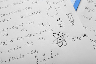 Farklı kimyasal formüllere sahip kağıtlar, yakın plan.