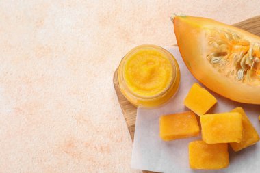 Bej masadaki malzemeli donmuş balkabağı püresi küpleri. Metin için boşluk