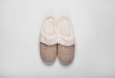 Beyaz arka planda bir çift güzel yumuşak terlik, üst manzara.