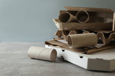 Gri masadaki farklı atık kağıtları, yakın plan. Metin için boşluk