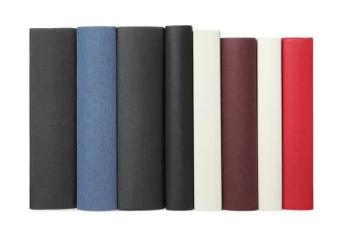 Beyaz üzerine izole edilmiş ciltli kitapların sırası