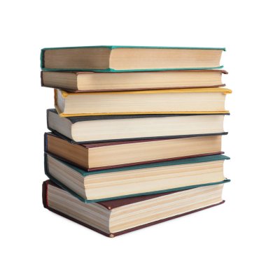 Beyaza izole edilmiş bir sürü eski ciltli kitap