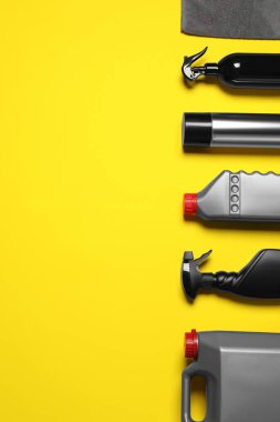 Sarı arka planda farklı araba ürünleri, düz döşeme. Metin için boşluk
