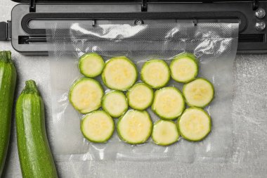 Süpürge ambalajı için mühür açık gri masa üzerinde plastik kabak torbası, üst görünüm