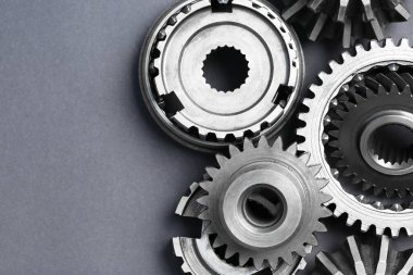 Gri arka planda pek çok paslanmaz çelik dişli düz zemin. Metin için boşluk