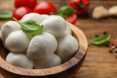 Nefis mozzarella topları ve fesleğen ahşap masada, yakın plan.