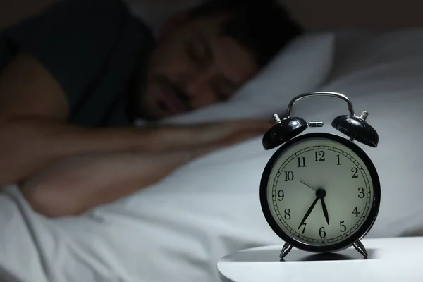 Mann Schlafe Bett Konzentriere Dich Auf Den Wecker Raum Für — Stockfoto