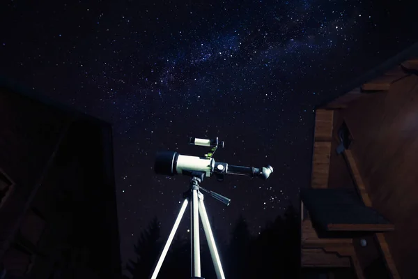 现代望远镜和美丽的夜空在室外 低角度的视野 学习天文学 — 图库照片
