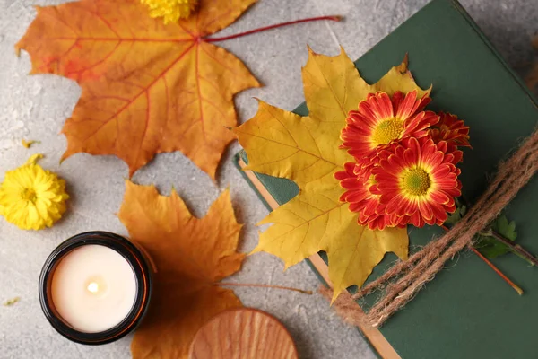 Livro Decorado Com Flores Crisântemo Folhas Outono Vela Perfumada Mesa — Fotografia de Stock