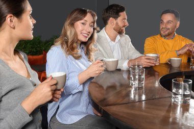 İçkili arkadaşlar birlikte kafede vakit geçirirler.