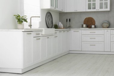 Modern mobilyalarla dolu güzel bir mutfak.