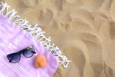 Güzel güneş gözlüğü ve şeftali battaniyesi, üst manzara. Metin için boşluk