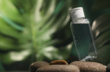 Bulanık arkaplanda sıvı halde bir şişe mikiler suyu, metin için boşluk