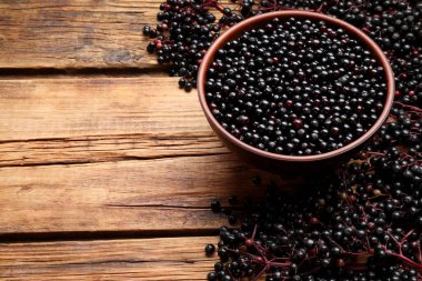 Ahşap masada mürver (Sambucus). Metin için boşluk