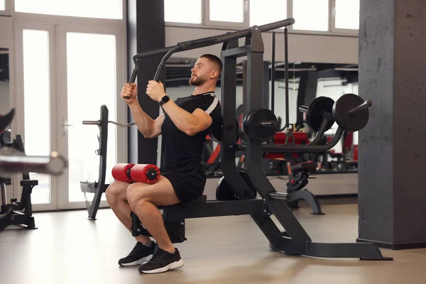 Man Training Met Professionele Machine Sportschool — Stockfoto