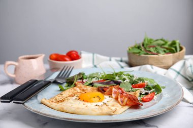 Beyaz mermer masada servis edilen yumurtalı leziz krep. Breton galeti