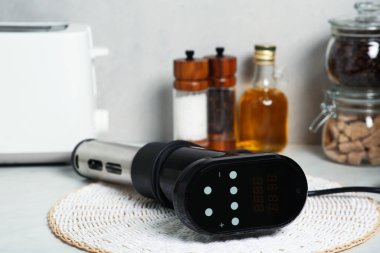 Mutfaktaki masada termal daldırma sirkülatörü var. Yakın plan. Sos vide pişirme