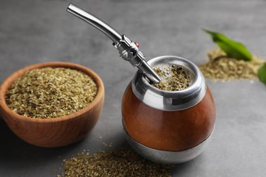 Hafif gri masada çay ve bombilla eşliğinde Calabash.