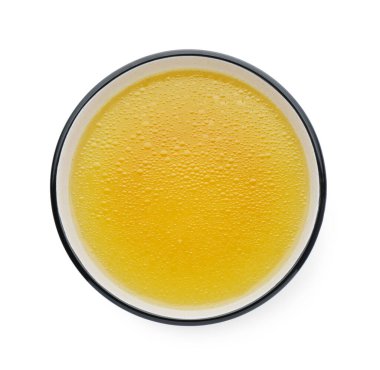 Beyaz arka planda kasede leziz bir bulyon.