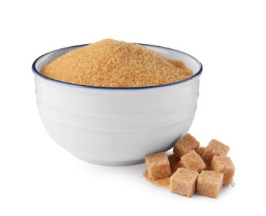 Beyaz zemin üzerinde kâse ile granüle ve küp kahverengi şeker