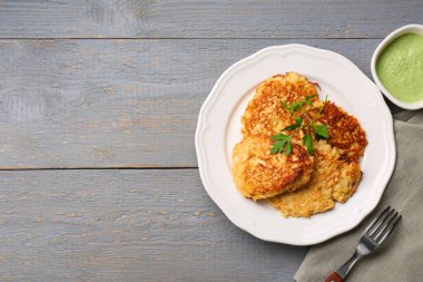 Gri ahşap masada servis edilen lezzetli yaban havucu pirzolası. Metin için boşluk