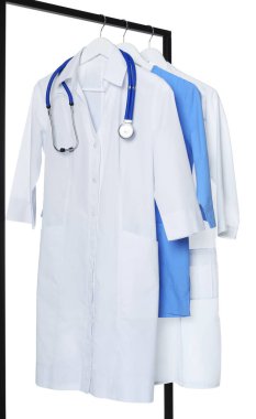 Üzerinde steteskop ve beyaz arka planda farklı tıp üniformaları olan doktor önlüğü.