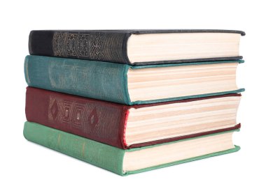 Beyaza izole edilmiş bir sürü eski ciltli kitap