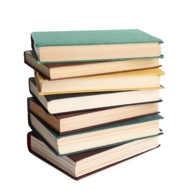 Beyaza izole edilmiş bir sürü eski ciltli kitap