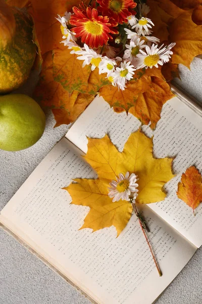Kniha Podzimními Listy Krásné Květiny Jako Záložka Světle Šedý Stůl — Stock fotografie